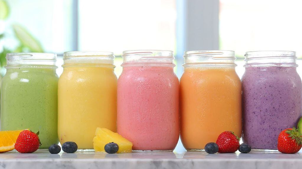 Fáciles, ricos, nutritivos. Podemos cortar las frutas y guardarlas en el congelador para tener listos los ingredientes del smoothie.