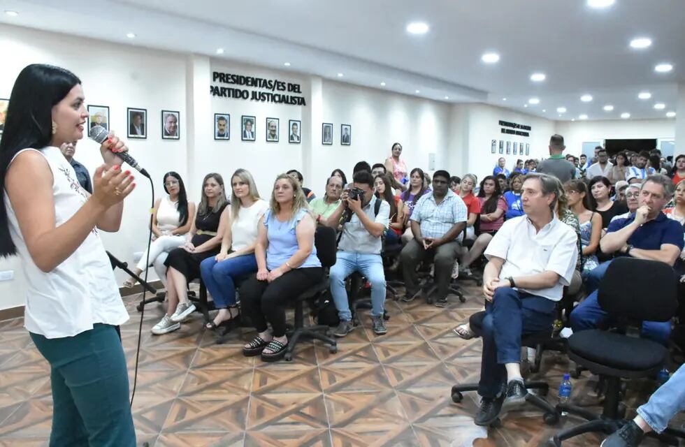 La presidenta del Partido Justicialista, Flor Destéfanis participó de la renovación del mandato de Mauricio Sat en el PJ de San Rafael.