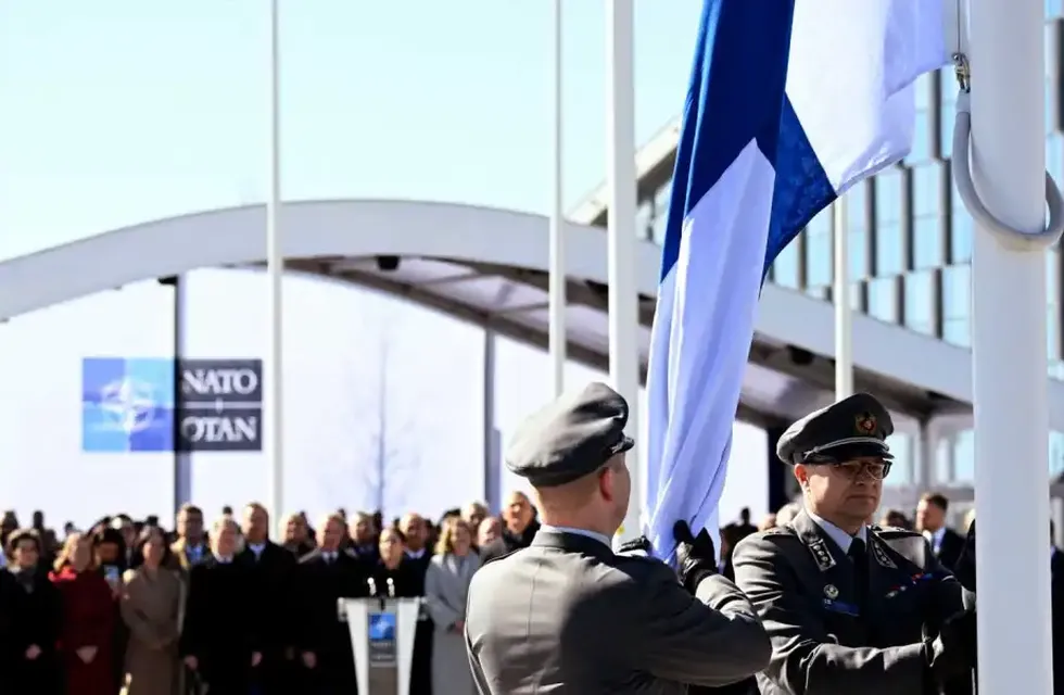 Oficiales finlandeses izan la bandera de su país en la sede de la OTAN por primera vez el pasado 4 de abril, cuando Finlandia se convirtió en miembro pleno de la alianza.