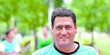 El entrenador del Deportivo Argentino dialogó con Más Deportes durante uno de los entrenamientos en el parque Hipólito Yrigoyen. 