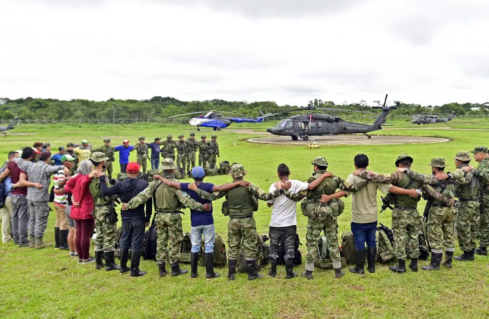 Soldados e indígenas, reunidos para la búsqueda en la selva de los 4 niños perdidos hace 29 días.
