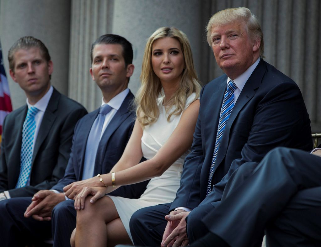 De derecha a izquierda: Donald Trump con sus hijos Ivanka Trump, Donald Trump Jr. y Eric Trump. (AP)