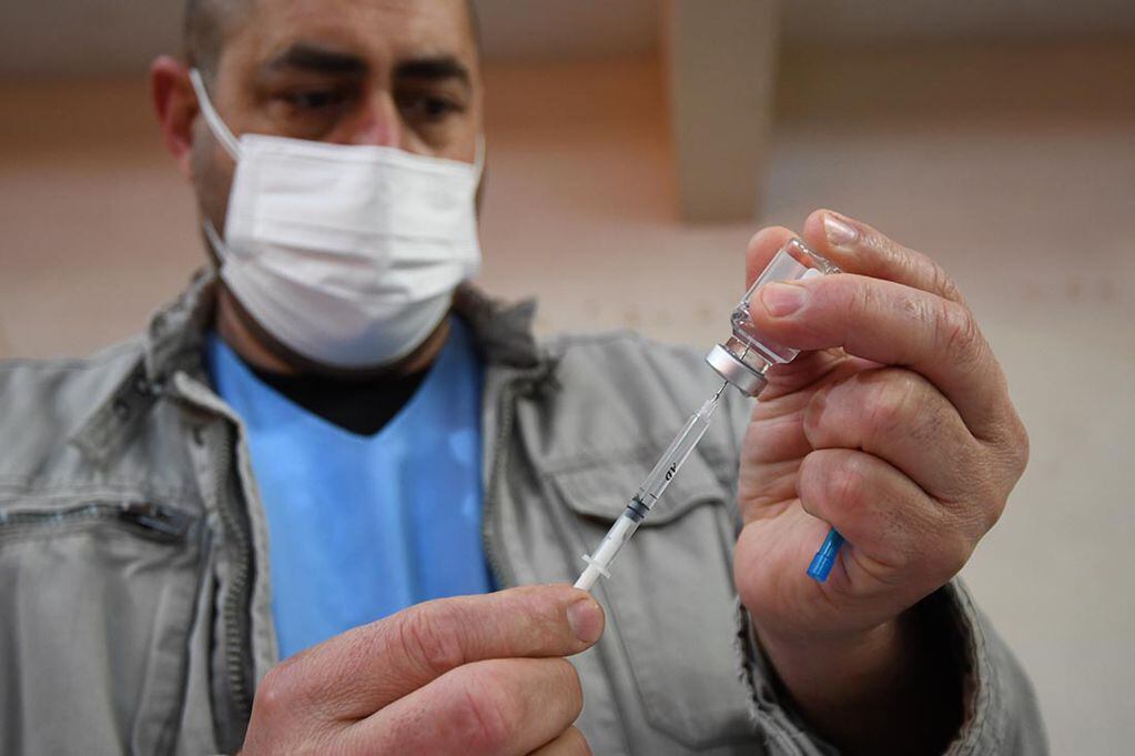 Profesionales del area de salud de Junín, en una jornada de vacunación contra el covid 19 en el polideportivo Nº 1 del departamento de Junín
Rolando realiza la preparación de la vacunas