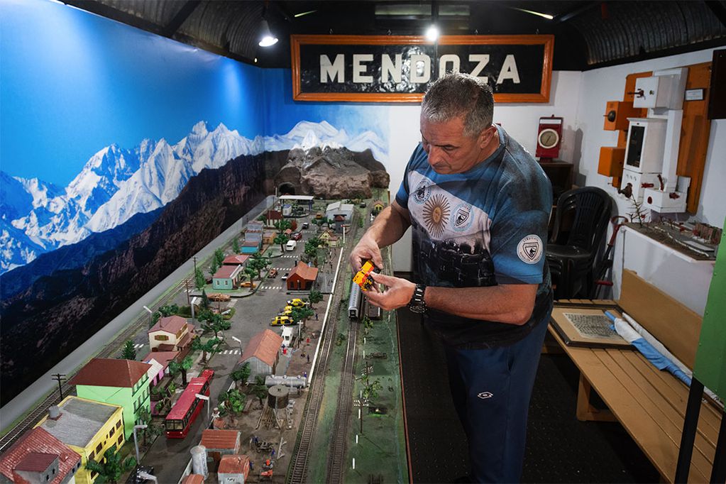Museo Tren Cultural de Mendoza, está ubicado en la estación Mendoza de la ciudad, funciona los sábados de 9 a 13hs.
Roberto Bocanegra en el encargado del lugar     

Foto: Ignacio Blanco / Los Andes  