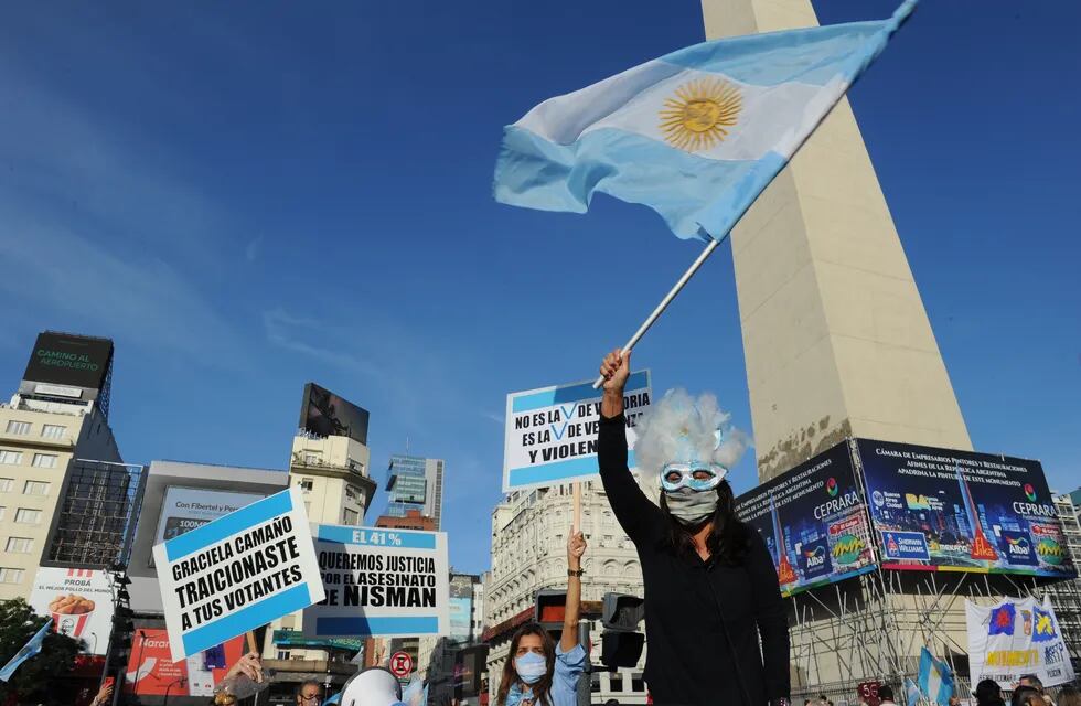 Manifestación en el Obelisco contra de las medidas  tomadas por el presidente Alberto Fernández a raíz del aumento de casos de Covid 19.
Fotos Clarin