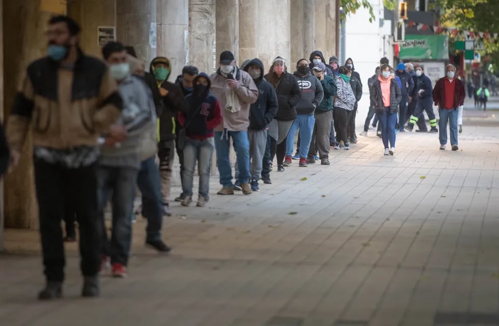 Las personas que esperan encontrar algún empleo que les permita recuperar sus ingresos. / Foto: Ignacio Blanco / Los Andes