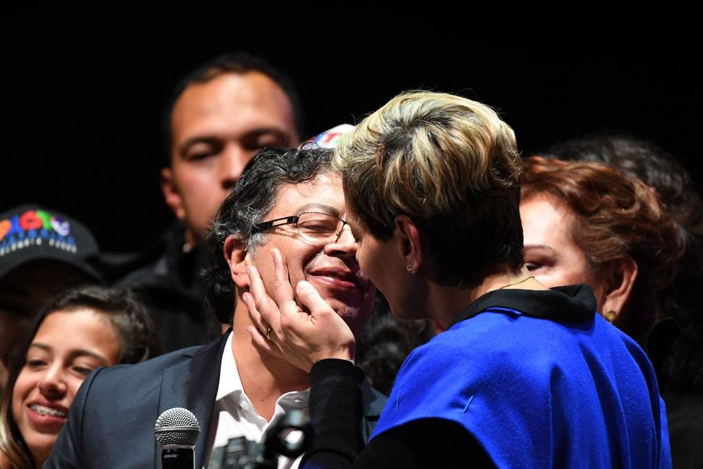 El recién elegido presidente colombiano Gustavo Petro (C) besa a su esposa Verónica Alcocer en el Movistar Arena de Bogotá. P