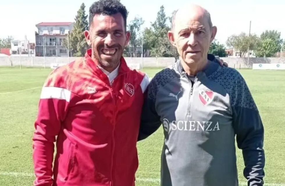 Bochini se acercó al entrenamiento del Rojo y estuvo junto a Carlitos Tevez. / Gentileza.