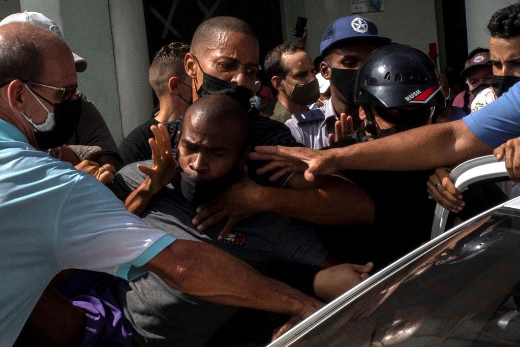La policía de civil detiene a un manifestante durante una protesta en La Habana. (AP) 