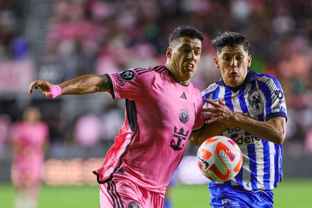 Abril 3, Fort Lauderdale, delantero Luis Suárez (9) lucha por la 
posesión contra Monterrey Foto NA: Sam Navarro-USA TODAY Sports