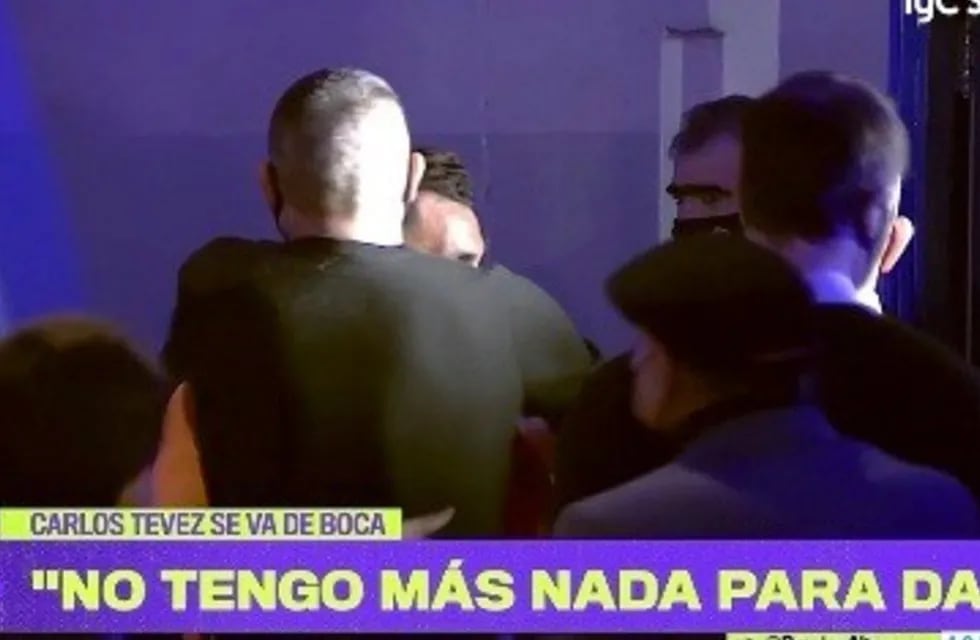 El emotivo abrazo entre Juan Román Riquelme y Carlitos Tévez.
