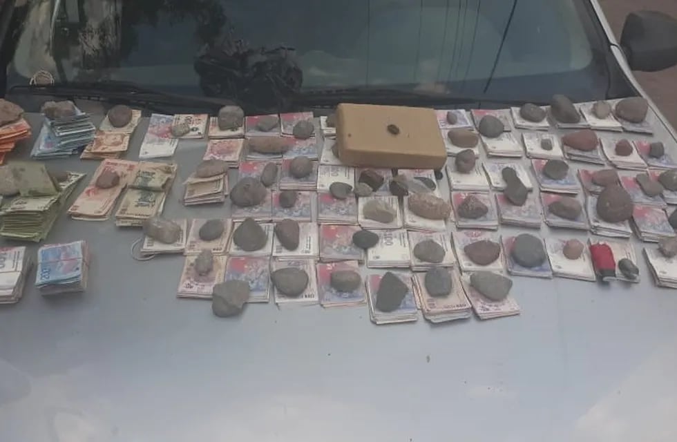 La droga y el dinero secuestrados en Las Heras. | Foto: Prensa Ministerio de Seguridad