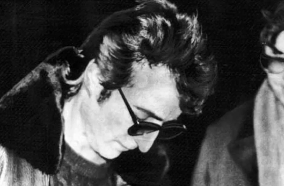 John Lennon le firma el autógrafo al hombre que horas más tarde lo asesinará, el 8 de diciembre de 1980.