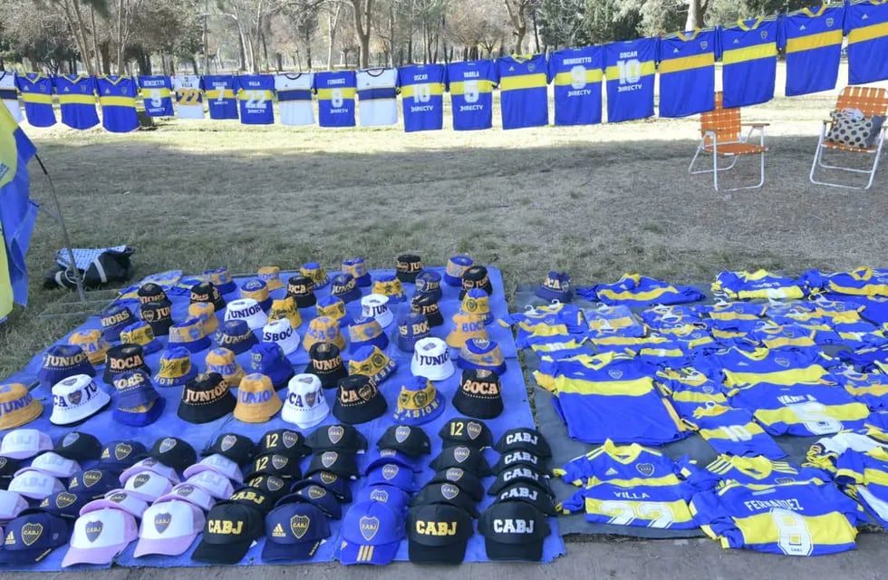 Camisetas, banderas y gorras de Boca, entre otros productos, son ofrecidos en la entrada al Malvinas Argentinas. / Orlando Pelichotti