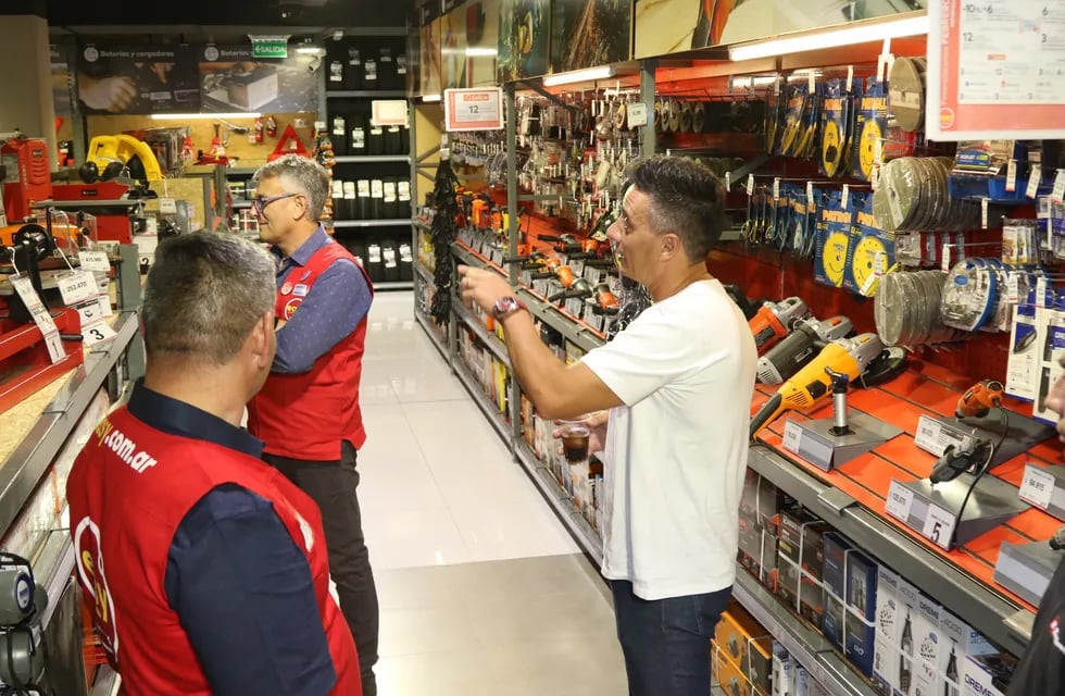 La apertura de la tienda Easy en el Mendoza Shopping demando una inversión de 400 millones de pesos. En la foto, el intendente guaymallino Marcos Calvente.