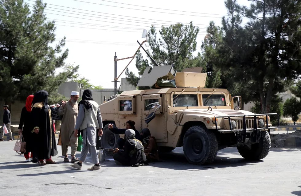 Jueves. Un doble atentado suicida en Kabul dejó al menos 73 muertos. AP