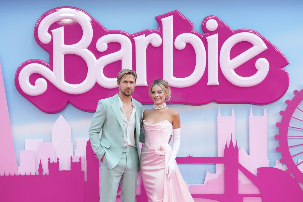 En esta imagen de archivo, Ryan Gosling (izquierda) y Margot Robbie posan para los fotógrafos a su llegada al estreno de la película "Barbie" en Londres, el 12 de julio de 2023. (Scott Garfitt/Invision/AP, archivo)