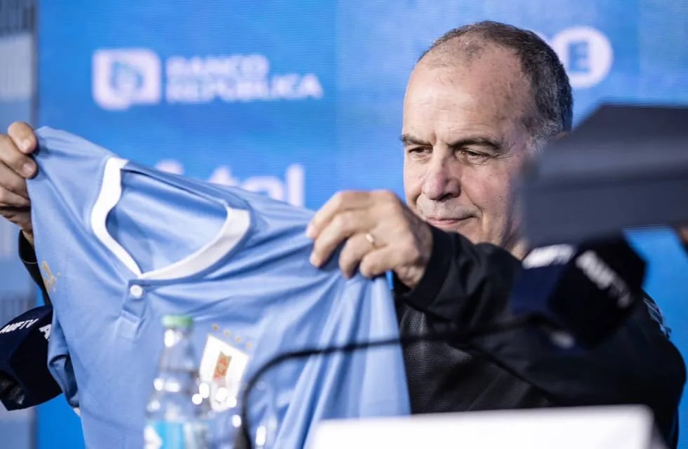 Marcelo Bielsa, director técnico de su selección de Uruguay.