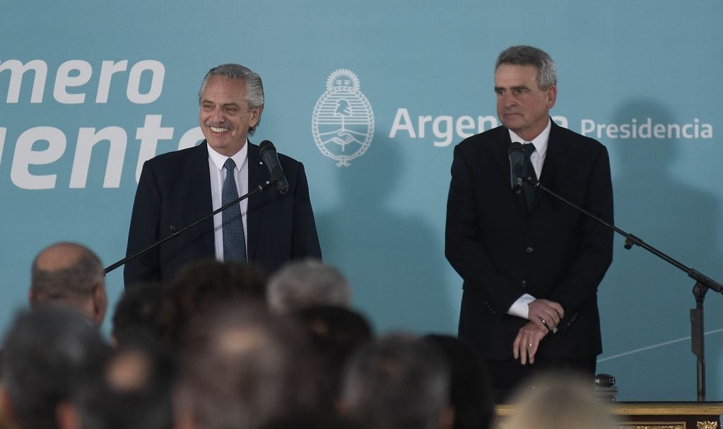 Agustín Rossi durante la jura con el presidente Alberto Fernández. Foto Federico Lopez Claro