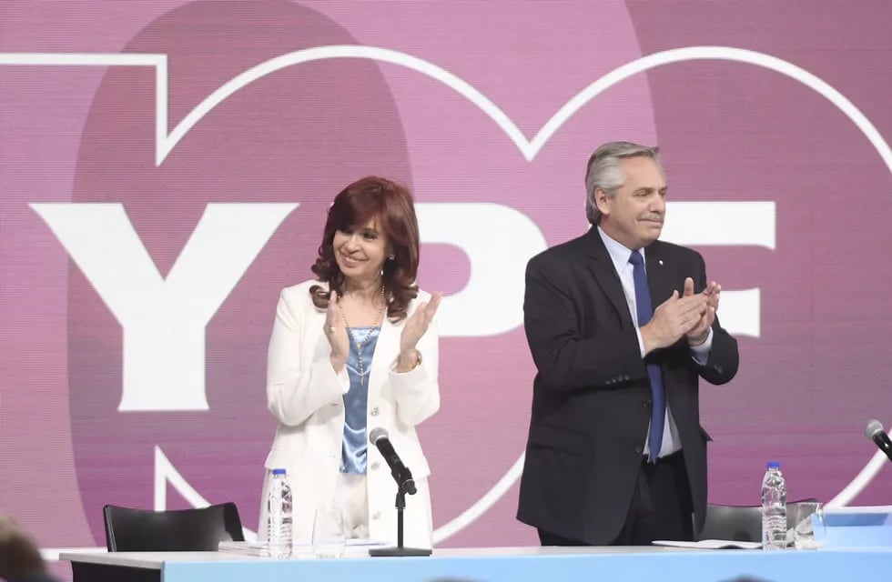 El presidente Alberto Fernández y la vicepresidenta Cristina Kirchner encabezaron el acto por los 100 años de YPF junto al presidente de la empresa, Pablo González.