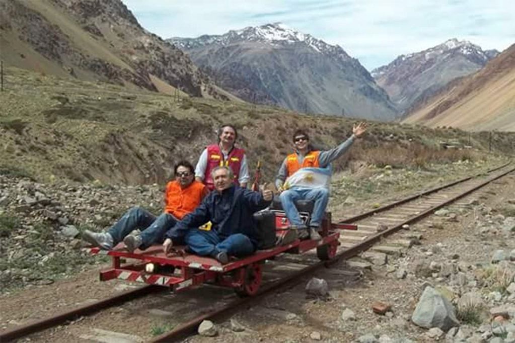 Miembros de la asociación Ferrotur Trasandino a bordo de la autovía n°2- Zona Puente del Inca