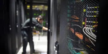   Un técnico revisa los servidores de control de datos de una empresa de París.