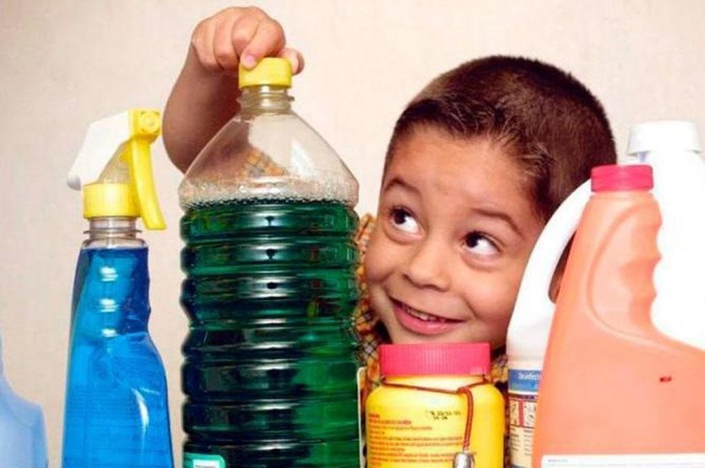 Niños y productos de limpieza (Web)