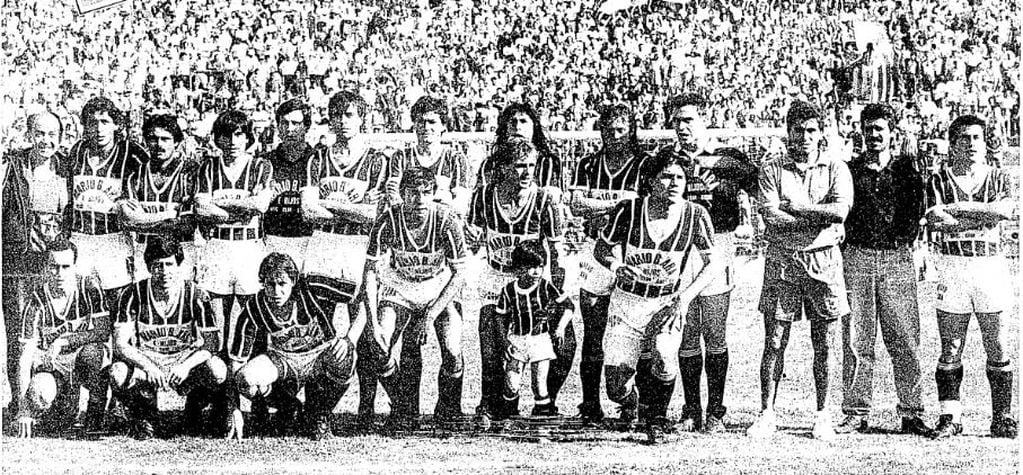 Godoy Cruz campeón en 1990. Sergio Lolich es el cuarto jugador parado de izquierda a derecha. 