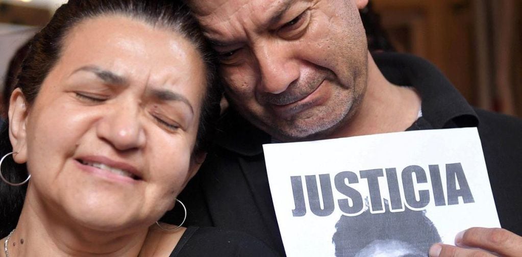María Graciela Sosa y Silvino Báez, los padres de Fernando, desgarrados por el dolor del crimen de su hijo.