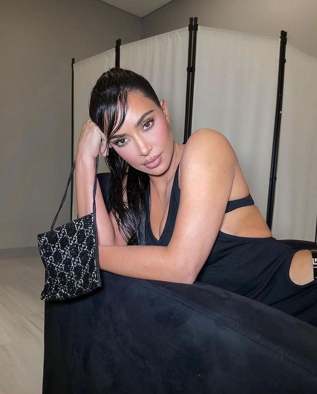 Kim Kardashian posó de costado y dejó ver su ropa .interior.