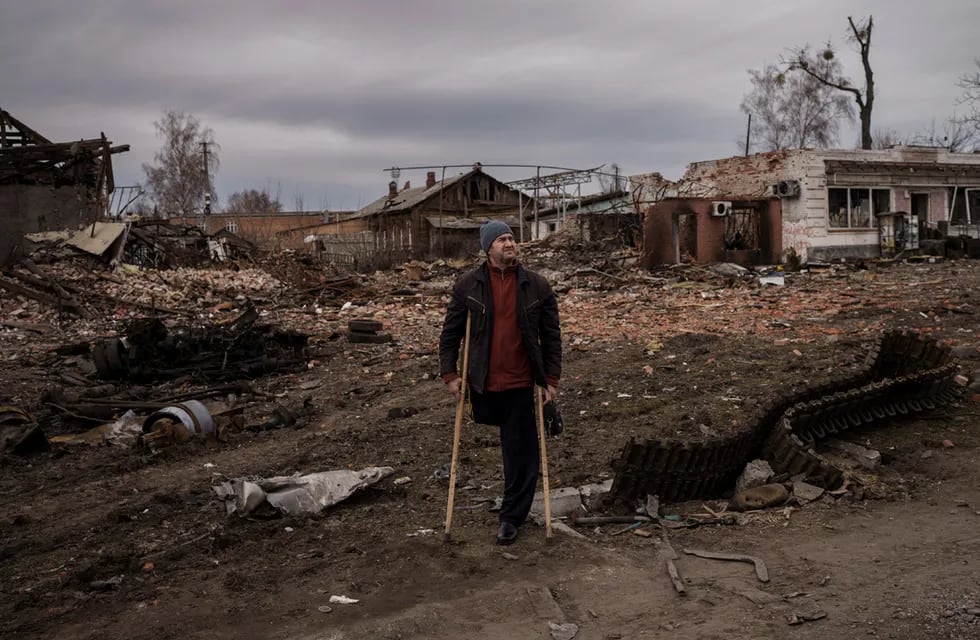 Un residente mirando los restos de un tanque ruso destruido en el pueblo de Trostsyanets. La ciudad ucraniana de Trostsyanets fue recientemente recuperada por las fuerzas de Ucrania después de permanecer tomadas por los rusos desde el comienzo de la guerra.  (Felipe Dana/ AP)