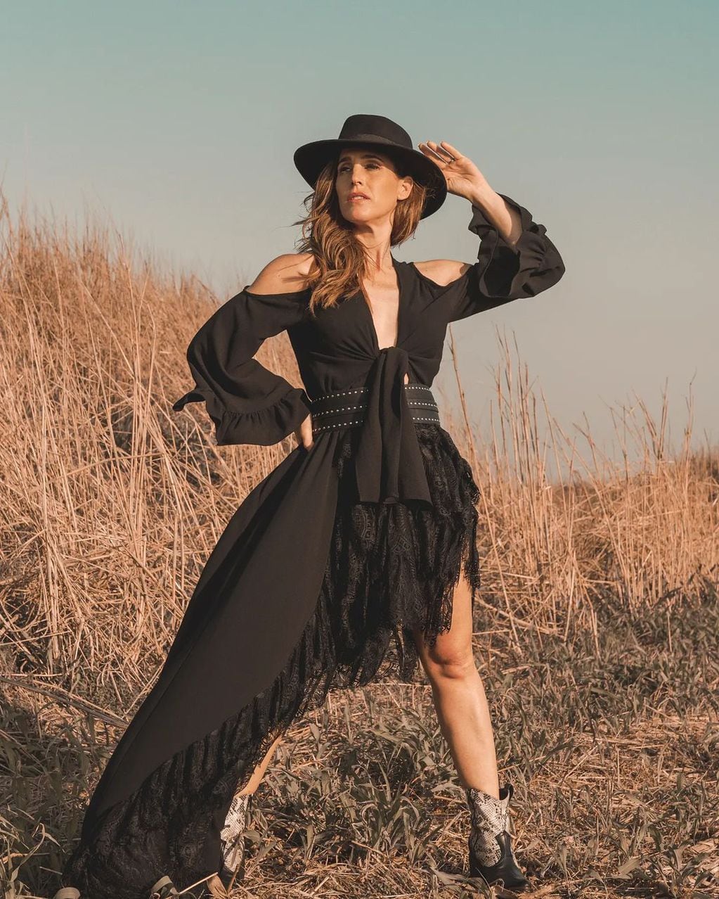 Soledad Pastorutti levantó la temperatura con un vestido negro de tajo rpofundo