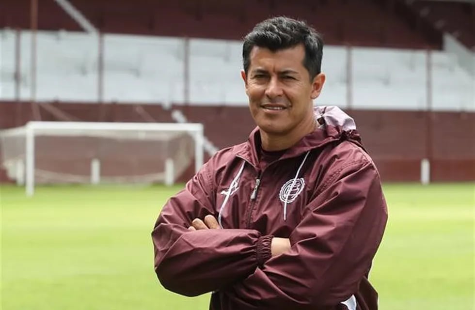 El DT Jorge Almirón guardaría varios jugadores titulares del Granate para jugar la Copa Sudamericana. / Gentileza.