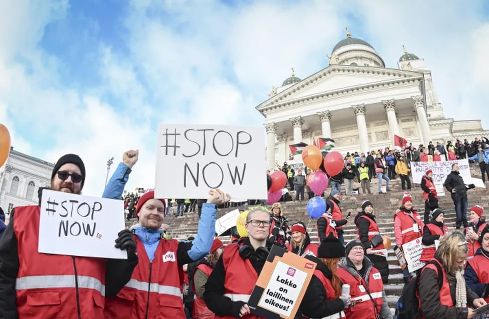 Manifestación de trabajadores en la plaza del Senado de Helsinki el 1 de febrero.