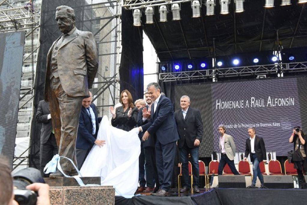 Cornejo participó de un homenaje a Raúl Alfonsín en La Plata: "Es un prócer de Argentina"