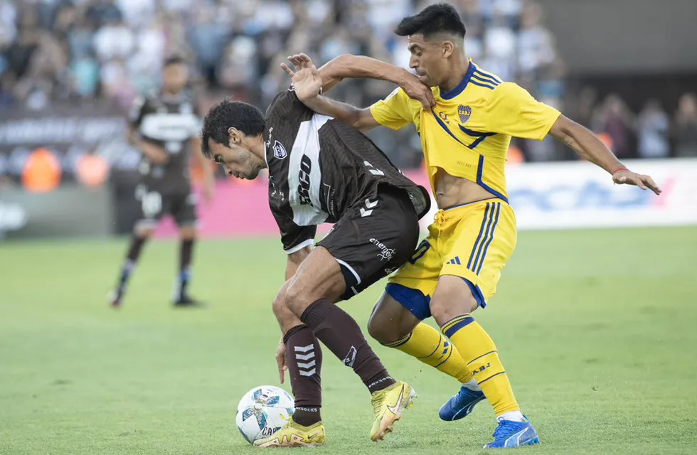 Ciro Rius y Ramírez luchan por el balón. En Vicente López juegan por la fecha 1 de la Copa de la Liga. (Prensa Platense)