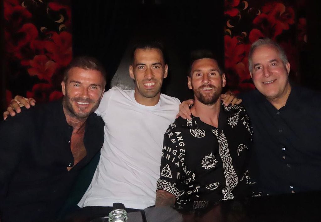 La noche de Lionel Messi, Antonela Roccuzzo y Victoria y David Beckham.