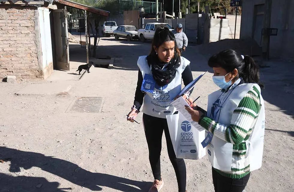 Censo 2022
En el barrio Flores de Ciudad, a primeras horas de la tarde las censistas Abril  y Mabel visitan las viviendas para realizar el censo.

Foto:José Gutierrez / Los Andes 
