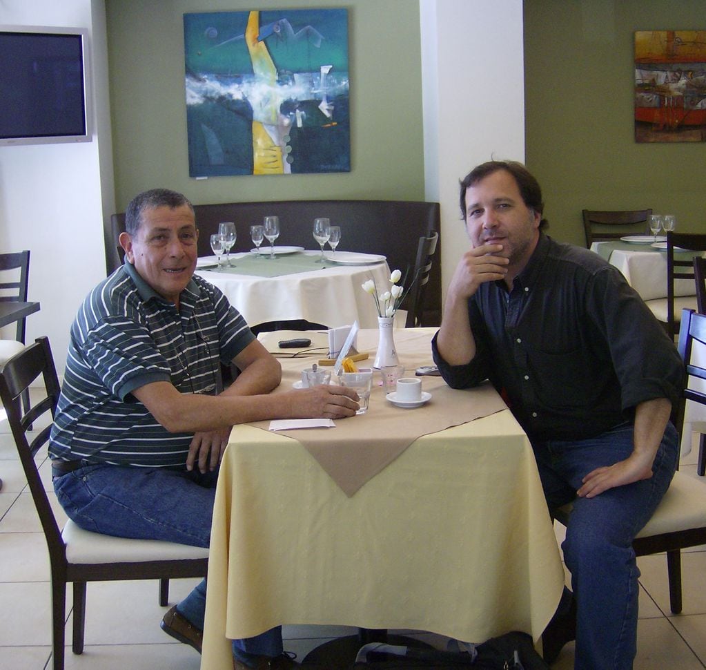 El periodista Alejandro Agostinelli (derecha) entrevistó a Fernando Villegas en 2007, en Mendoza. / Gentileza: archivo de Alejandro Agostinelli.