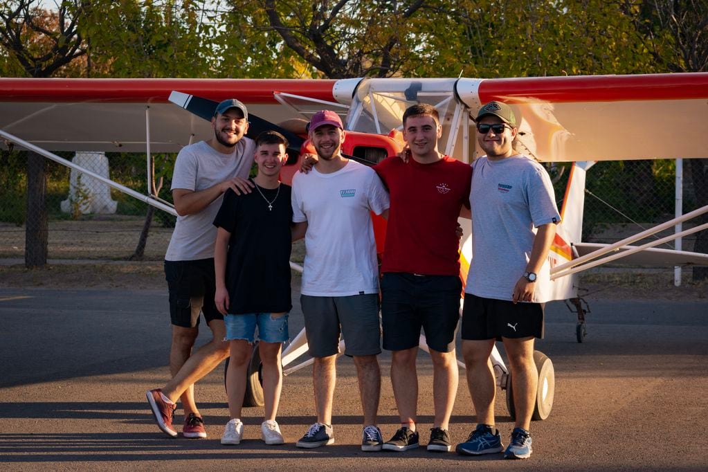 Marco junto a sus compañeros del club, con quien comparte su pasión por volar. Foto: Gentileza Marco Caretta