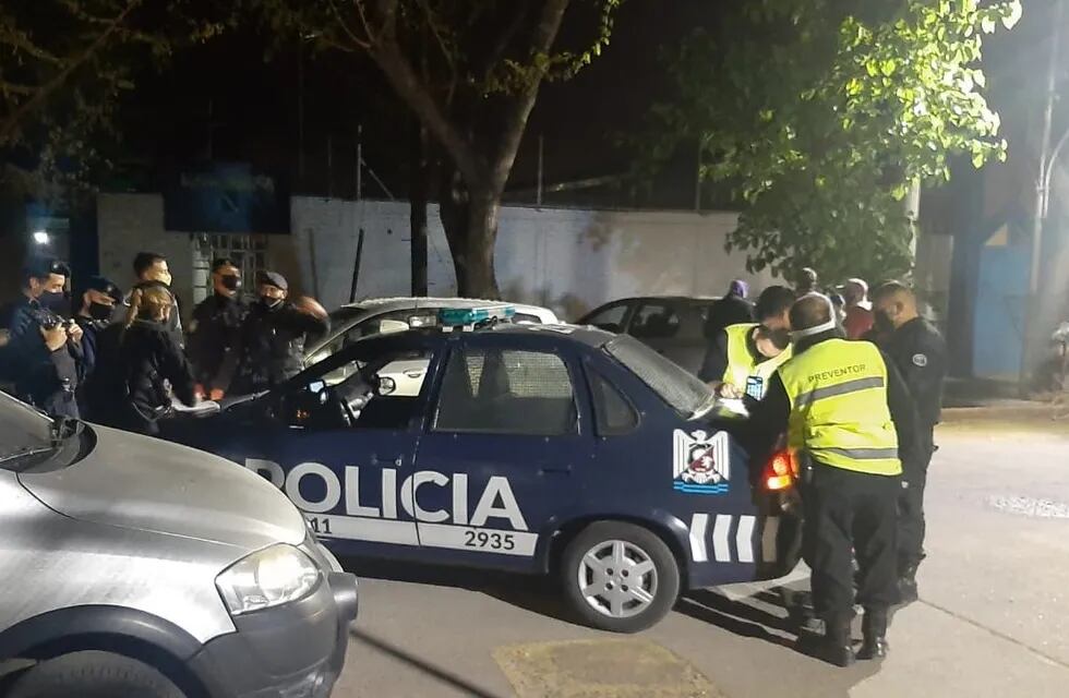 Asado y truco en una fiesta clandestina - Prensa Ciudad de Mendoza