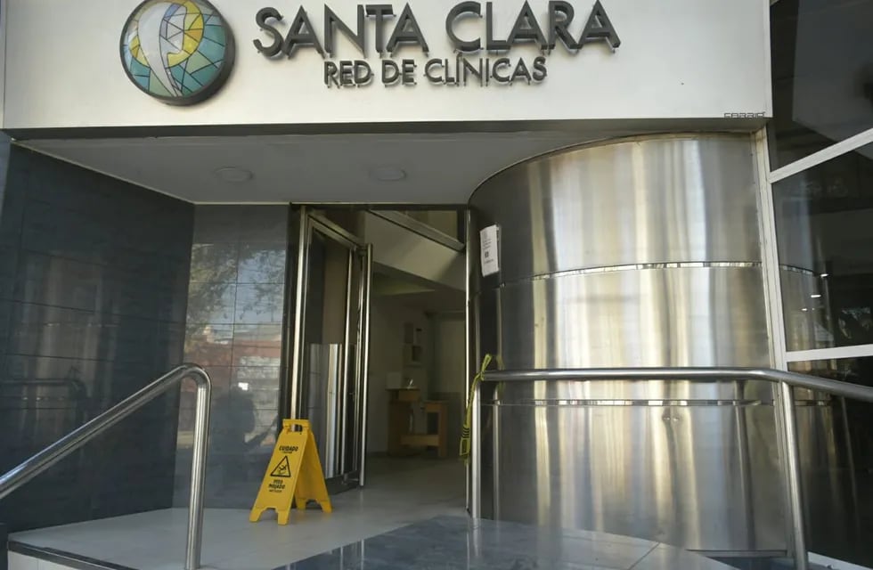Así quedó el ingreso a la clínica Santa Clara - Orlando Pelichotti / los Andes