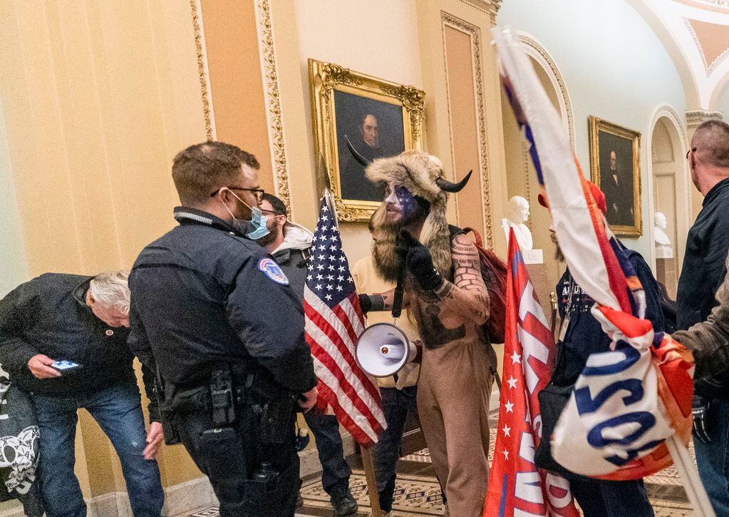 Partidarios del presidente Donald Trump son confrontados por la policía del Capitolio.