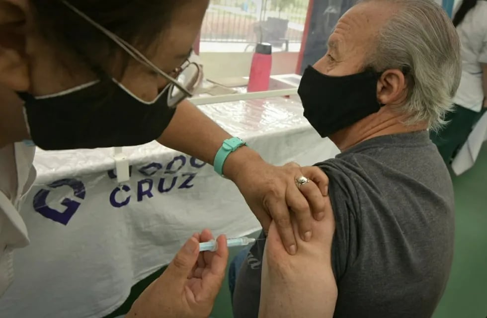 En el primer día de vacunación a mayores de 70 años en el Parque Estación Benegas, se espera que 190 hombres y mujeres mayores de 70 años reciban la primera dosis de la vacuna contra el Covid-19. Foto: Orlando Pelichotti / Los Andes