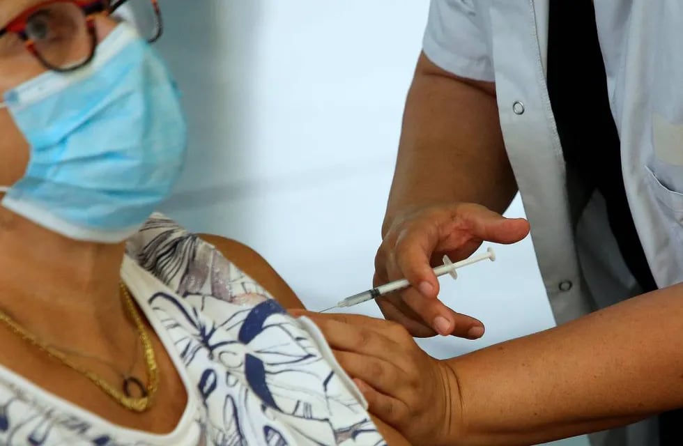 Una mujer recibe una dosis de la vacuna de Pfizer en un centro de vacunación en Capbreton, en la región de las Landas, al suroeste de Francia, el jueves 24 de junio de 2021 (Foto de Bob Edme/AP)