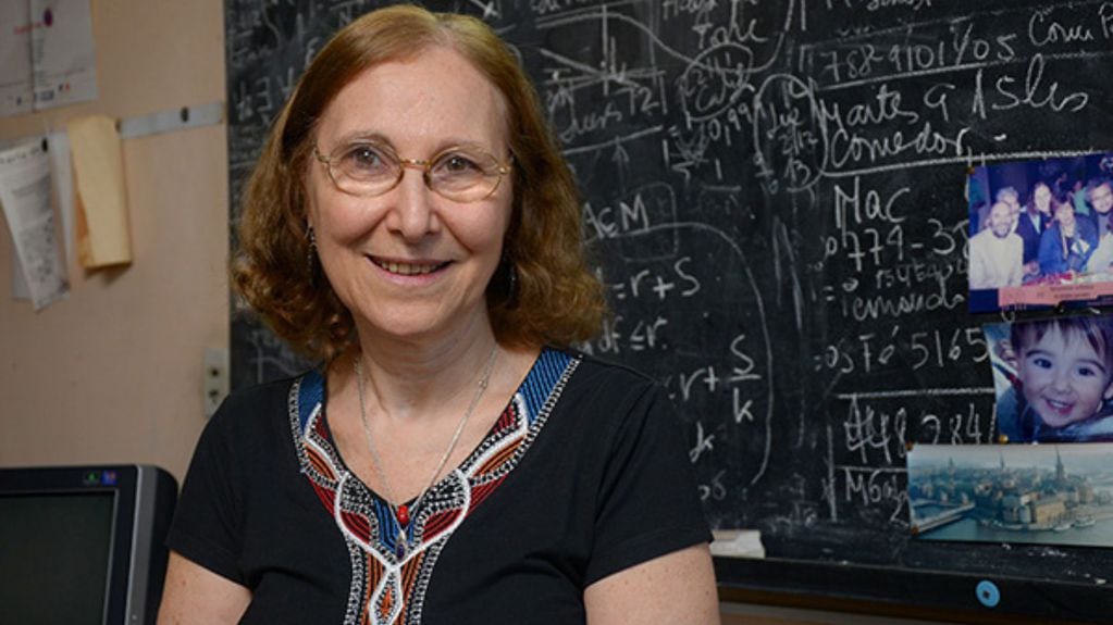 Alicia Dickenstein es doctora en ciencias matemáticas por la Universidad de Buenos Aires e investigadora superior del Conicet en el Instituto de Investigaciones Matemáticas “Luis Santaló”.