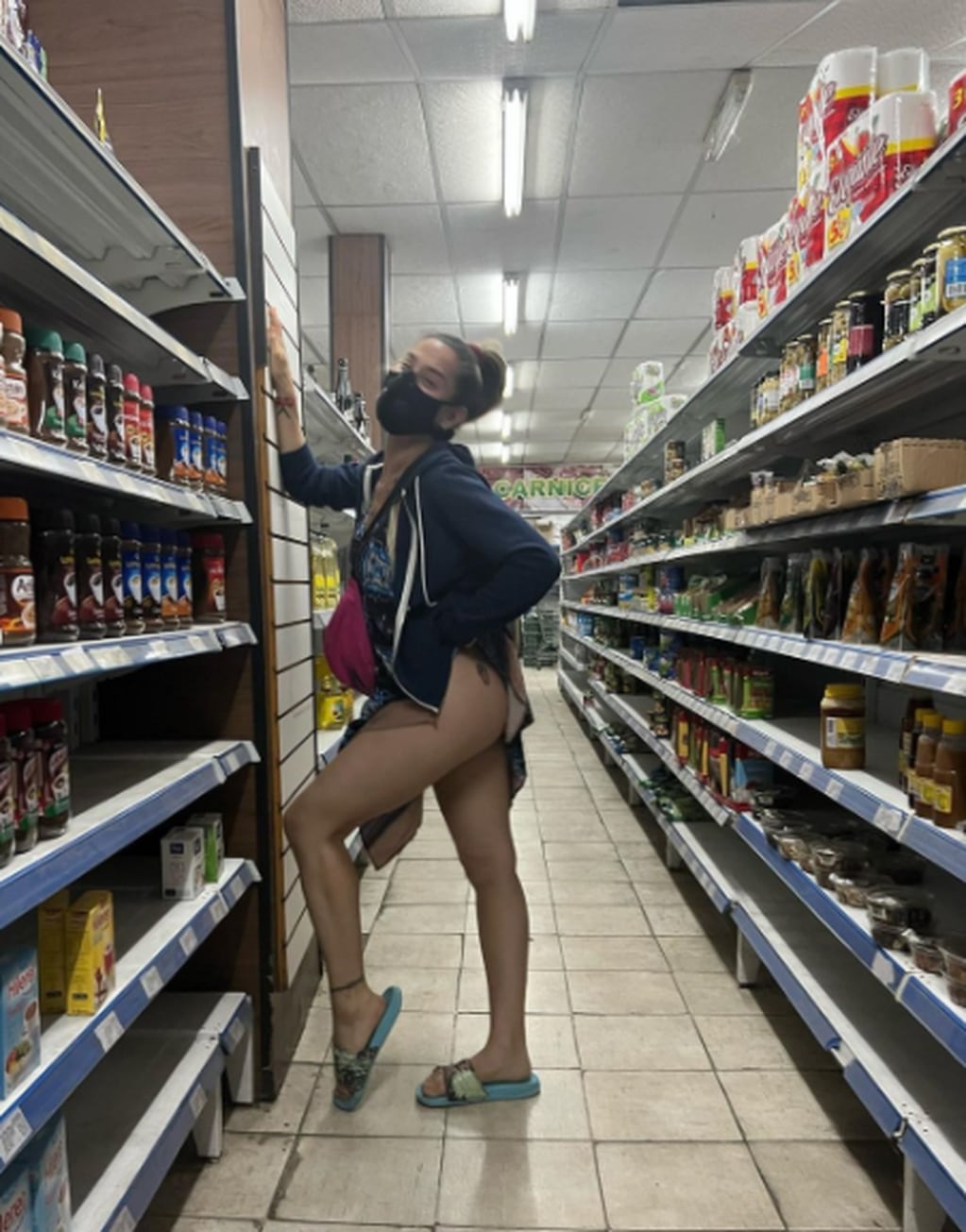 Jimena Barón y una jugada pose en el supermercado chino.