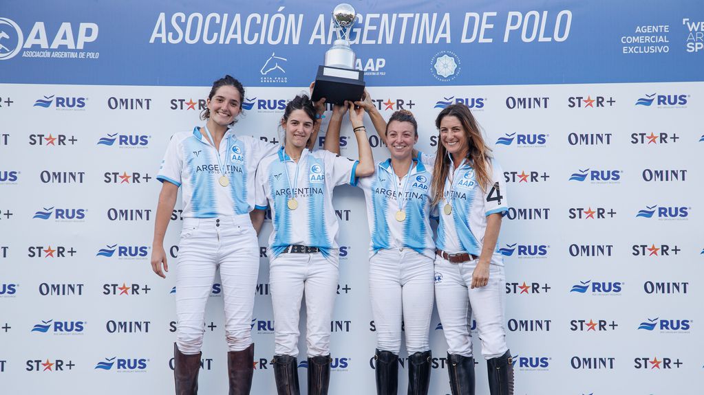 El equipo argentino de polo, en el primer mundial para jinetes mujeres.