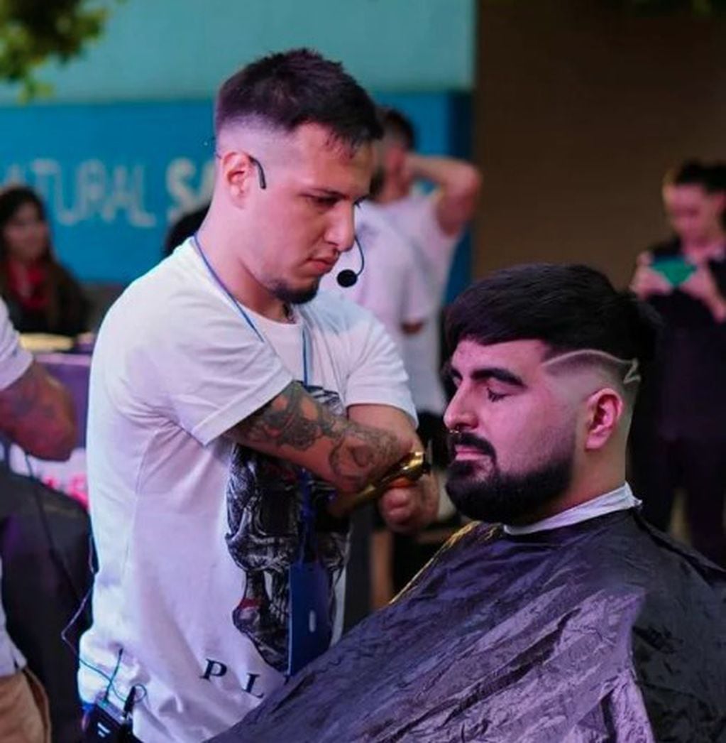 Gabriel durante una exhibición de barbería. Foto: Instagram.