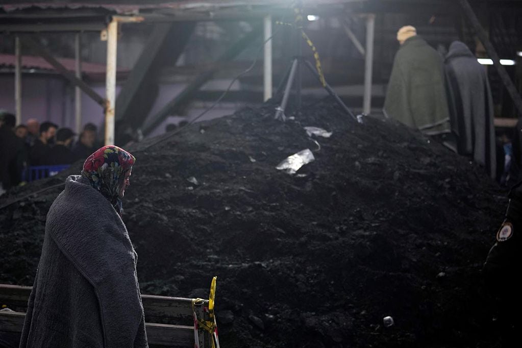 Los familiares de uno de los mineros muertos en la explosión de una mina de carbón lloran durante su funeral frente a una mezquita en Amasra, en la provincia costera de Bartin, Turquía, en el Mar Negro, el sábado 15 de octubre de 2022. Había 110 mineros trabajando en la mina cuando la explosión ocurrió el viernes por la noche en la mina de propiedad estatal Turkish Hard Coal Enterprise en Amasra. (Foto AP/Khalil Hamra)